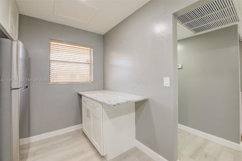 Condominio en alquiler en Miami, Florida, 2 dormitorios, 88.81 m2 № 2058776 - foto 15