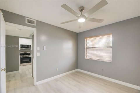 Condominio en alquiler en Miami, Florida, 2 dormitorios, 88.81 m2 № 2058776 - foto 23