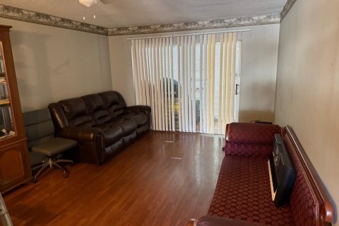 Condo in Lauderhill, Florida, 1 bedroom № 2184671 - photo 2