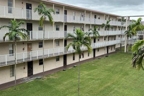 Condo in Lauderhill, Florida, 1 bedroom № 2184671 - photo 7