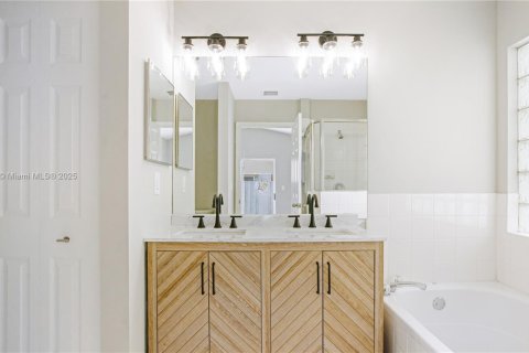 Villa ou maison à louer à Cutler Bay, Floride: 3 chambres, 128.95 m2 № 1882058 - photo 2