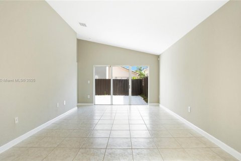 Villa ou maison à louer à Cutler Bay, Floride: 3 chambres, 128.95 m2 № 1882058 - photo 4