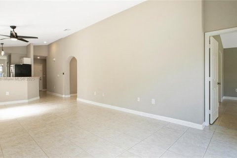Villa ou maison à louer à Cutler Bay, Floride: 3 chambres, 128.95 m2 № 1882058 - photo 3