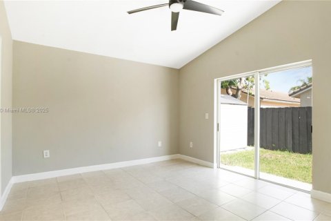 Villa ou maison à louer à Cutler Bay, Floride: 3 chambres, 128.95 m2 № 1882058 - photo 14