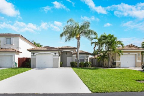 Villa ou maison à louer à Cutler Bay, Floride: 3 chambres, 128.95 m2 № 1882058 - photo 1