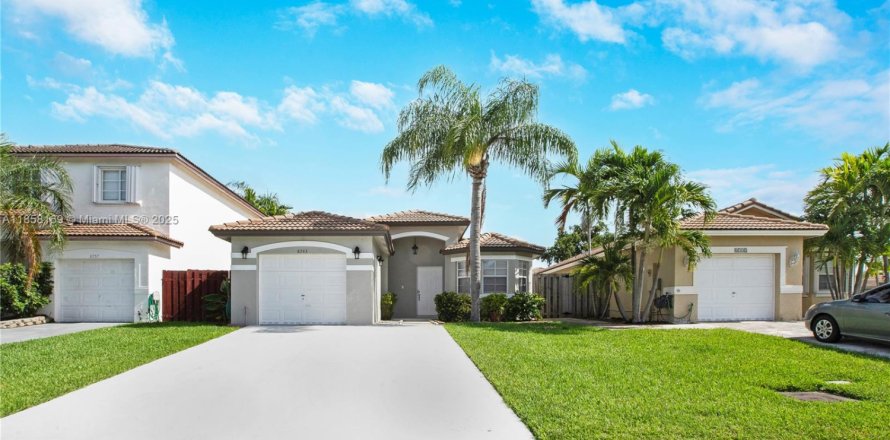 Villa ou maison à Cutler Bay, Floride 3 chambres, 128.95 m2 № 1882058