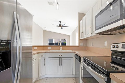 Villa ou maison à louer à Cutler Bay, Floride: 3 chambres, 128.95 m2 № 1882058 - photo 8