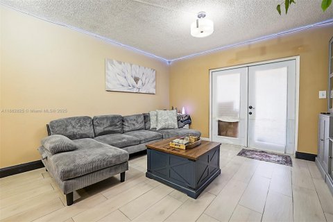 Townhouse in Hialeah, Florida 2 bedrooms, 92.9 sq.m. № 1890296 - photo 2