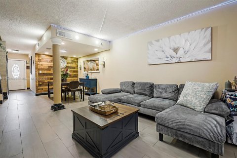 Townhouse in Hialeah, Florida 2 bedrooms, 92.9 sq.m. № 1890296 - photo 4