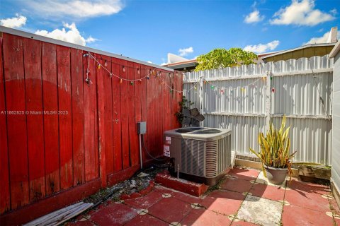 Townhouse in Hialeah, Florida 2 bedrooms, 92.9 sq.m. № 1890296 - photo 25