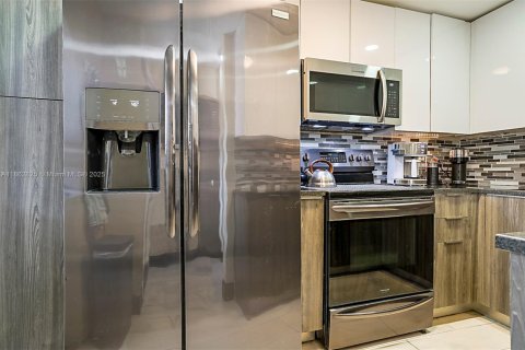 Townhouse in Hialeah, Florida 2 bedrooms, 92.9 sq.m. № 1890296 - photo 10
