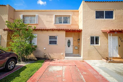 Townhouse in Hialeah, Florida 2 bedrooms, 92.9 sq.m. № 1890296 - photo 1
