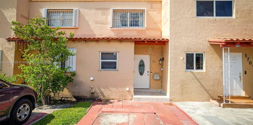 Townhouse in Hialeah, Florida 2 bedrooms, 92.9 sq.m. № 1890296