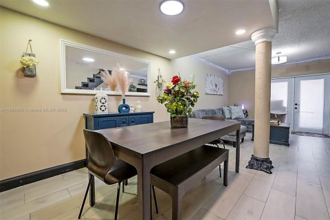 Townhouse in Hialeah, Florida 2 bedrooms, 92.9 sq.m. № 1890296 - photo 6
