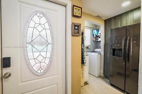 Townhouse in Hialeah, Florida 2 bedrooms, 92.9 sq.m. № 1890296 - photo 14