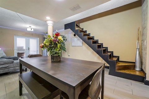 Townhouse in Hialeah, Florida 2 bedrooms, 92.9 sq.m. № 1890296 - photo 8
