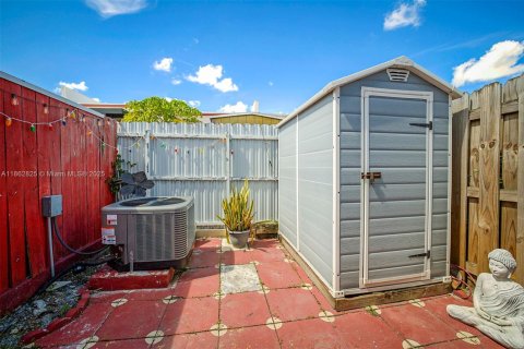 Townhouse in Hialeah, Florida 2 bedrooms, 92.9 sq.m. № 1890296 - photo 26