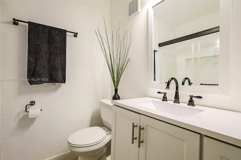 Townhouse in Hialeah, Florida 2 bedrooms, 92.9 sq.m. № 1890296 - photo 19