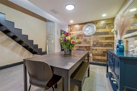 Townhouse in Hialeah, Florida 2 bedrooms, 92.9 sq.m. № 1890296 - photo 7