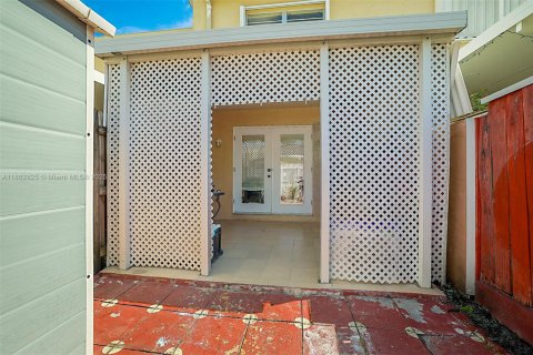 Townhouse in Hialeah, Florida 2 bedrooms, 92.9 sq.m. № 1890296 - photo 24