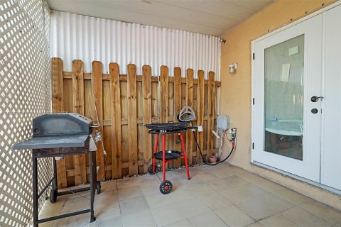 Townhouse in Hialeah, Florida 2 bedrooms, 92.9 sq.m. № 1890296 - photo 22