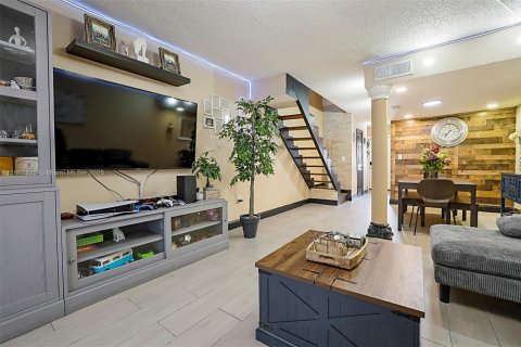Townhouse in Hialeah, Florida 2 bedrooms, 92.9 sq.m. № 1890296 - photo 5