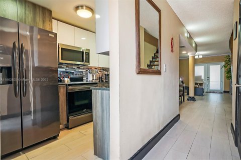 Townhouse in Hialeah, Florida 2 bedrooms, 92.9 sq.m. № 1890296 - photo 15