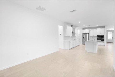 Casa en alquiler en Orlando, Florida, 5 dormitorios, 318.38 m2 № 1866562 - foto 22