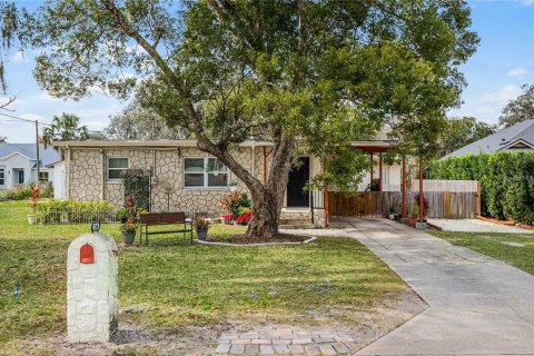 House in Orlando, Florida 2 bedrooms, 83.61 sq.m. № 1915888 - photo 1