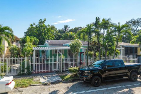 Propiedad comercial en venta en Miami, Florida № 1965053 - foto 13