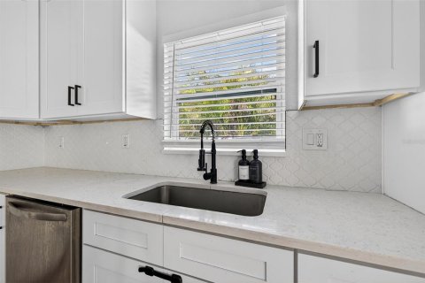 Villa ou maison à vendre à Tampa, Floride: 2 chambres, 180.97 m2 № 2093521 - photo 10
