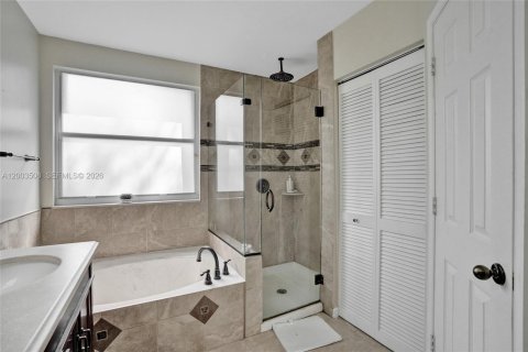 House in Weston, Florida 4 bedrooms, 198.16 sq.m. № 2069154 - photo 30