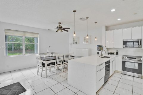 House in Weston, Florida 4 bedrooms, 198.16 sq.m. № 2069154 - photo 12