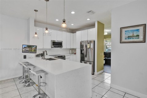 House in Weston, Florida 4 bedrooms, 198.16 sq.m. № 2069154 - photo 13