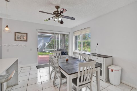 House in Weston, Florida 4 bedrooms, 198.16 sq.m. № 2069154 - photo 16