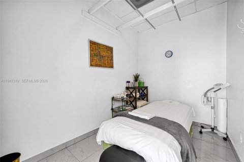 Купить коммерческую недвижимость в Уилтон-Мэнорс, Флорида № 2152727 - фото 24