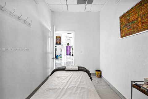 Купить коммерческую недвижимость в Уилтон-Мэнорс, Флорида № 2152727 - фото 26