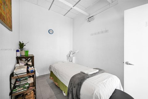 Купить коммерческую недвижимость в Уилтон-Мэнорс, Флорида № 2152727 - фото 25