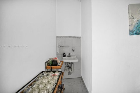 Купить коммерческую недвижимость в Уилтон-Мэнорс, Флорида № 2152727 - фото 22