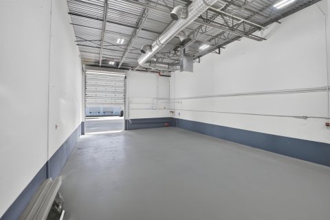 Commercial property in Boynton Beach, Florida № 2370170 - photo 13