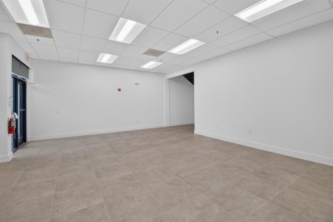 Commercial property in Boynton Beach, Florida № 2370170 - photo 9