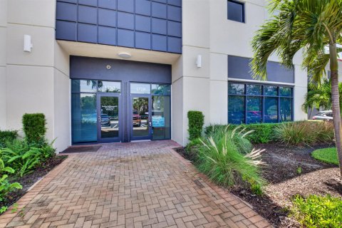Commercial property in Boynton Beach, Florida № 2370170