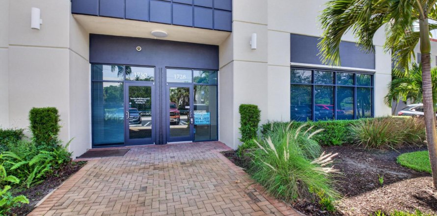 Commercial property in Boynton Beach, Florida № 2370170