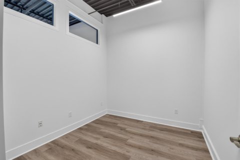Commercial property in Boynton Beach, Florida № 2370170 - photo 16