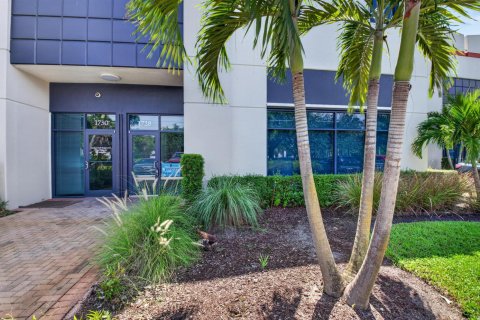 Commercial property in Boynton Beach, Florida № 2370170 - photo 2
