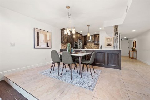 Townhouse in Saint Petersburg, Florida 3 bedrooms, 156.82 sq.m. № 1825392 - photo 18