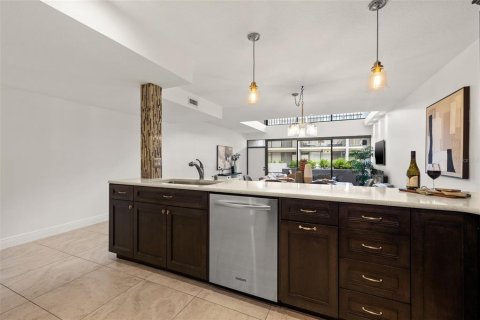 Townhouse in Saint Petersburg, Florida 3 bedrooms, 156.82 sq.m. № 1825392 - photo 14