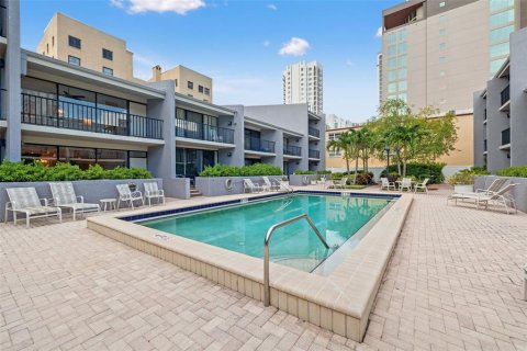 Townhouse in Saint Petersburg, Florida 3 bedrooms, 156.82 sq.m. № 1825392 - photo 8