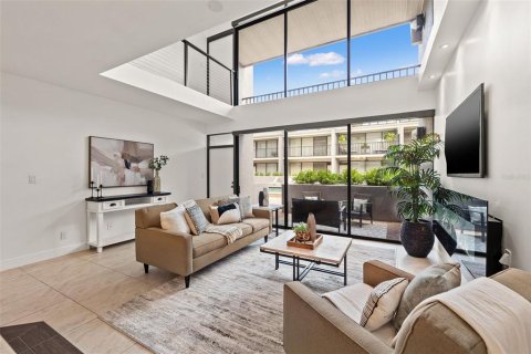 Townhouse in Saint Petersburg, Florida 3 bedrooms, 156.82 sq.m. № 1825392 - photo 3