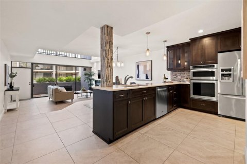 Townhouse in Saint Petersburg, Florida 3 bedrooms, 156.82 sq.m. № 1825392 - photo 12